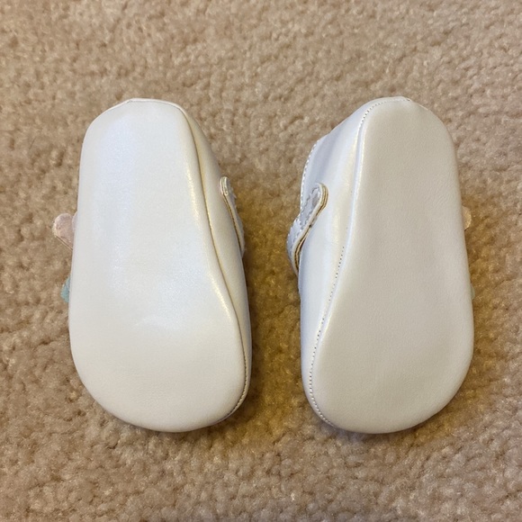 EUC Janie & Jack Baby Girl White with Tri-Color Flowers Soft Flat - Picture 2 of 3